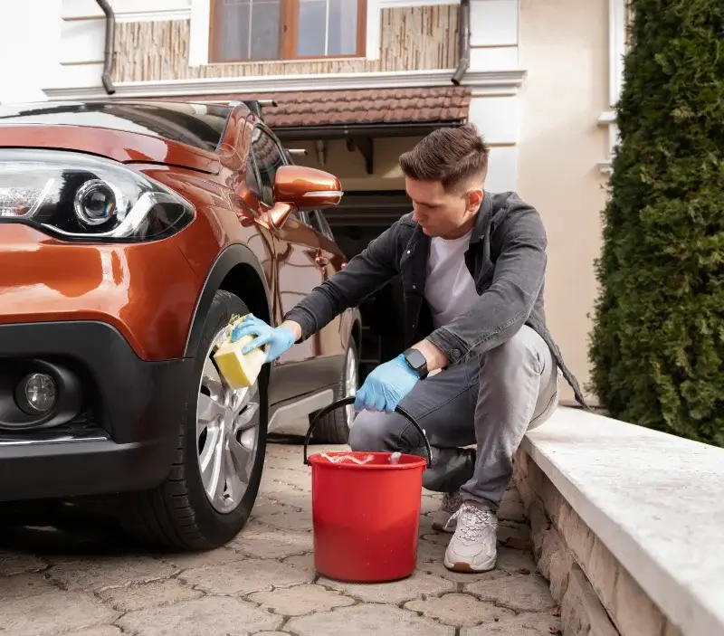 Lavage auto à domicile Chaudeyrac : professionnel intervenant sur un véhicule